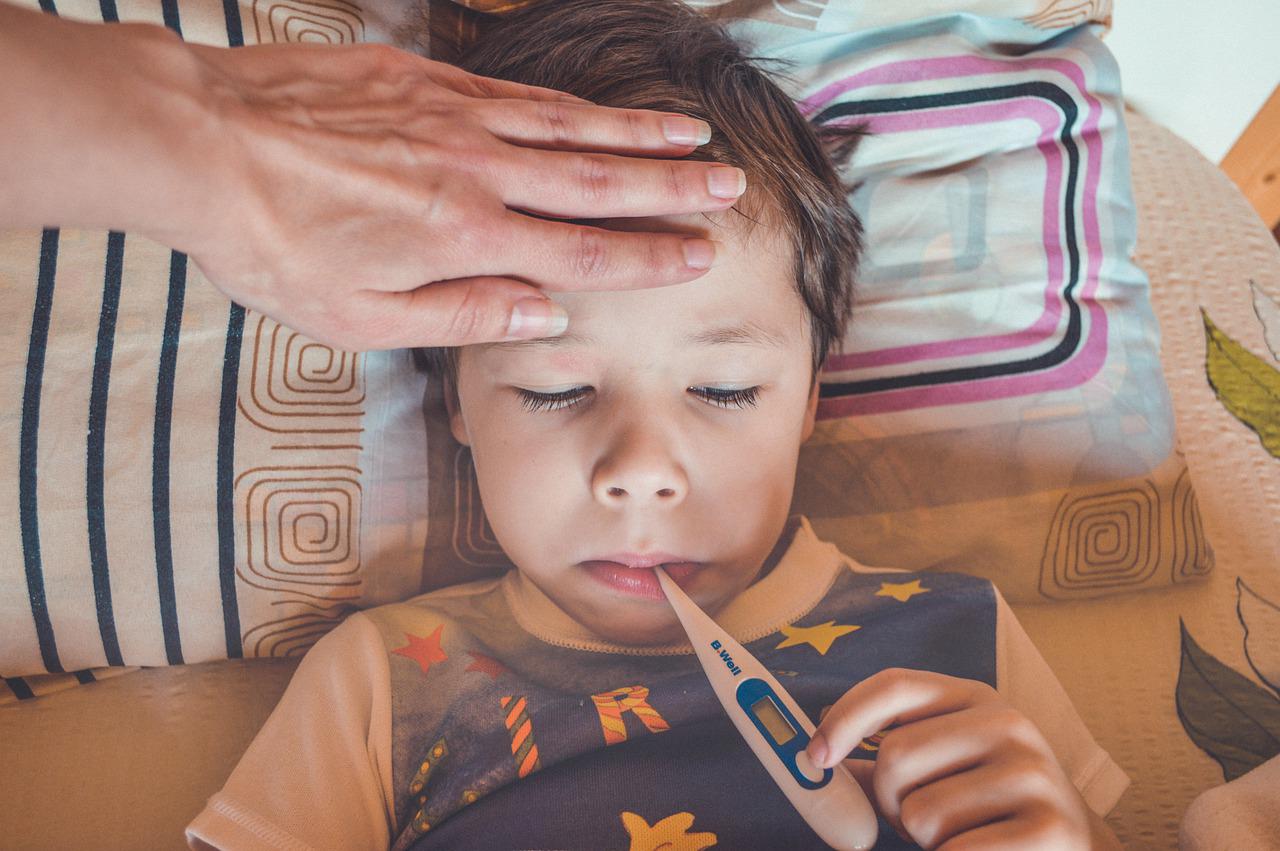 3 Cara mengatasi anak demam di malam hari paling efektif