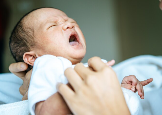 4 Cara Mengatasi Cegukan Pada Bayi 0-6 Bulan