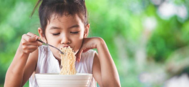 bahaya makan mie instan untuk anak