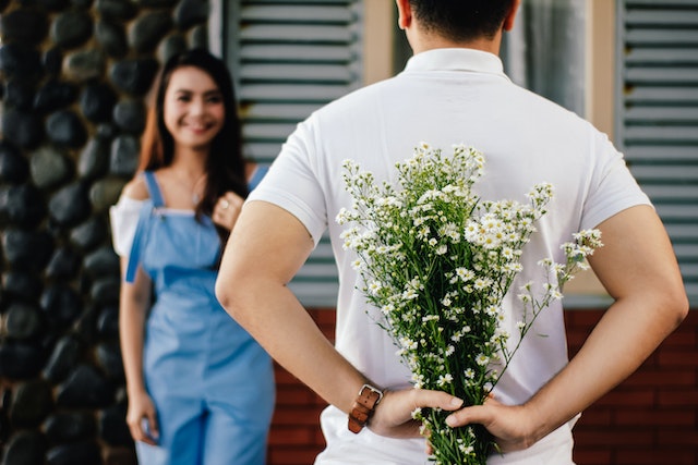 Love Bombing Itu Apa? Kenali Tanda Limpahan Kasih Sayang yang Ternyata Beracun!